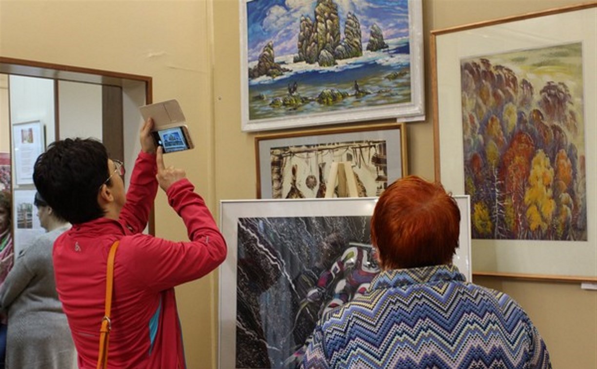 Авторскую одежду и островные пейзажи увидят гости музея в Корсакове