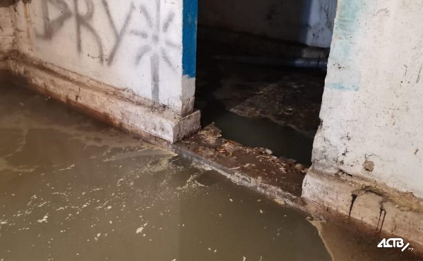 Подвал жилого дома в Южно-Сахалинске затопило фекальными водами