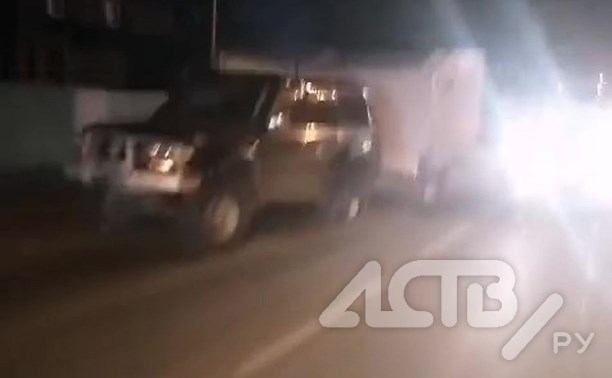 Внедорожник с прицепом и Toyota Aqua столкнулись в Ново-Александровске - собирается пробка