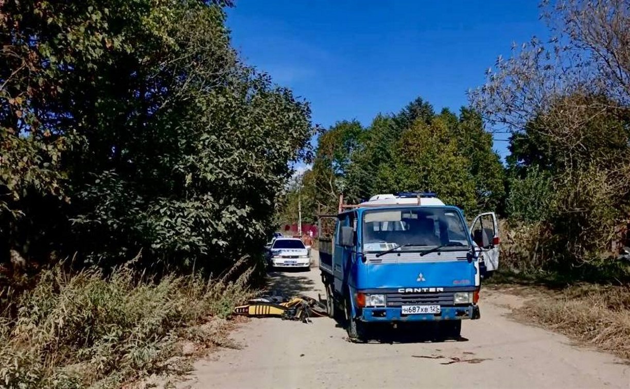 Пьяный бесправник на мотоцикле вылетел на встречку и попал под грузовик в Корсаковском районе 