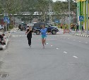 В беге на каблуках соревновались жительницы Корсакова