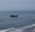 Экипаж севшего на мель сахалинского судна отказывается покидать теплоход