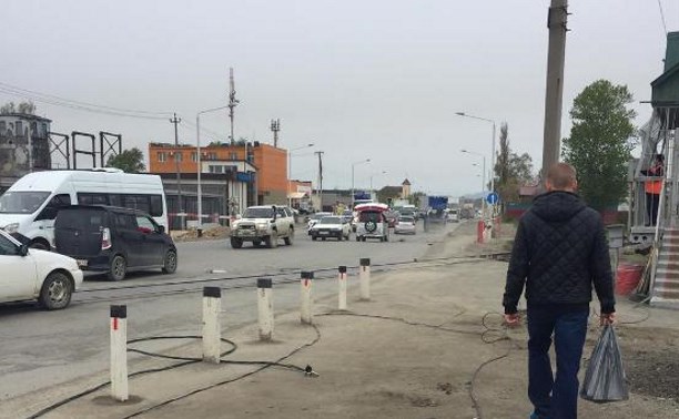 В Южно-Сахалинске поезд зацепил и оборвал провода ЛЭП