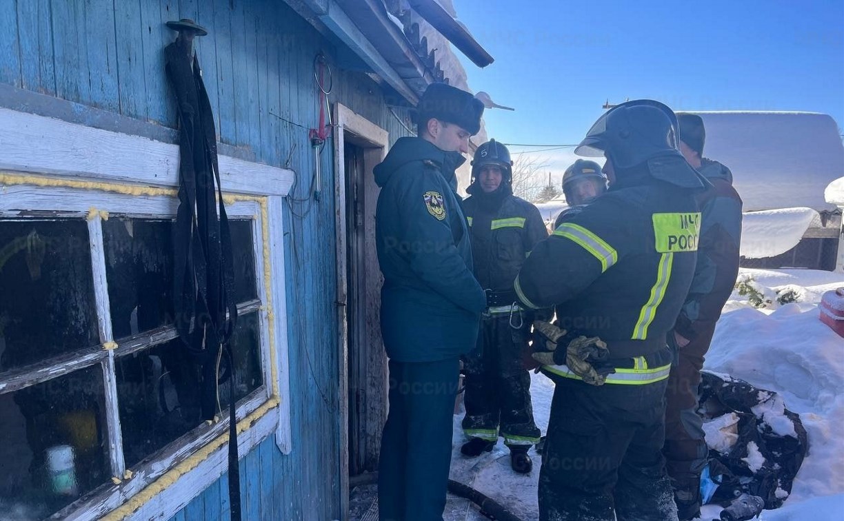 В Южно-Сахалинске 10 пожарных срочно выехали тушить огонь в частном доме