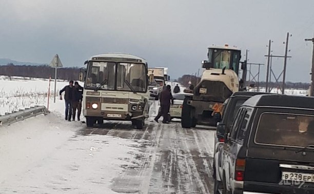 Автобус с пассажирами попал в массовое ДТП на Сахалине