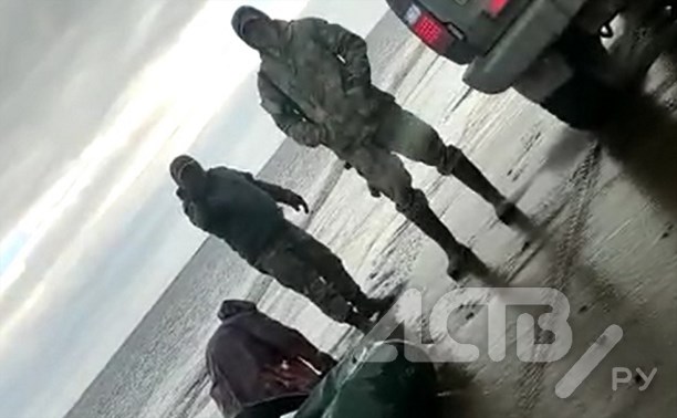 Люди в форме избили сахалинца на берегу моря, а свидетелей залили перцовым баллончиком 