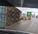 В Южно-Сахалинске посреди дороги упал контейнер