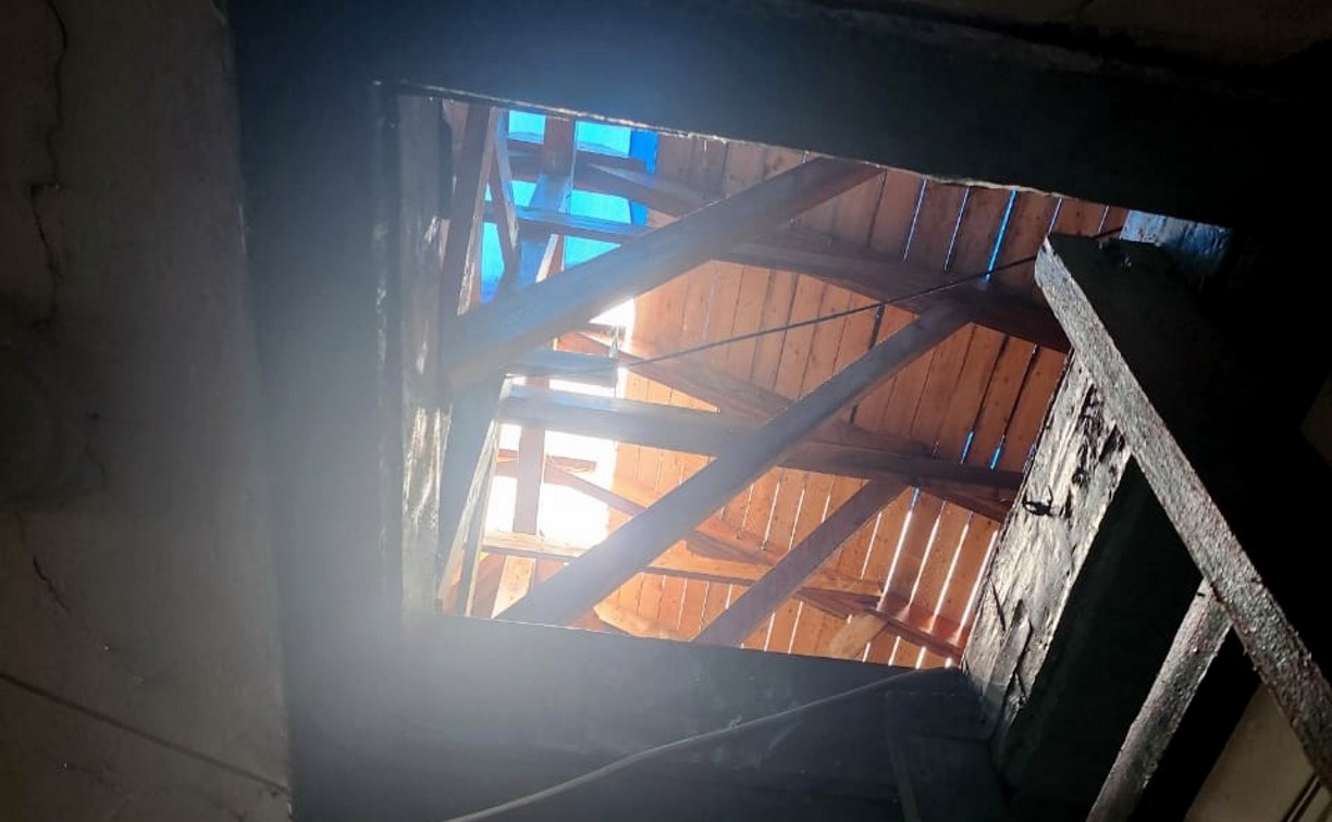 Дом, оставшийся без крыши во время циклона в Южно-Сахалинске, обесточили
