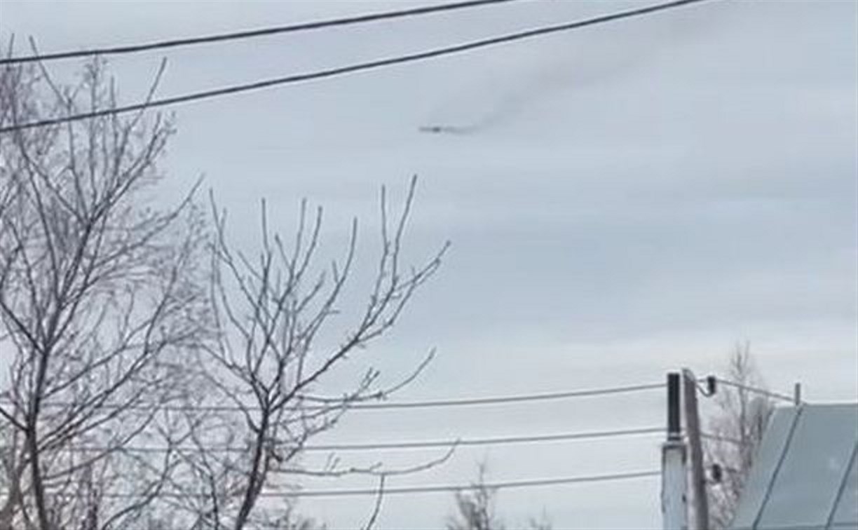 "Он дымит!": сахалинцы сняли на видео подозрительный самолёт