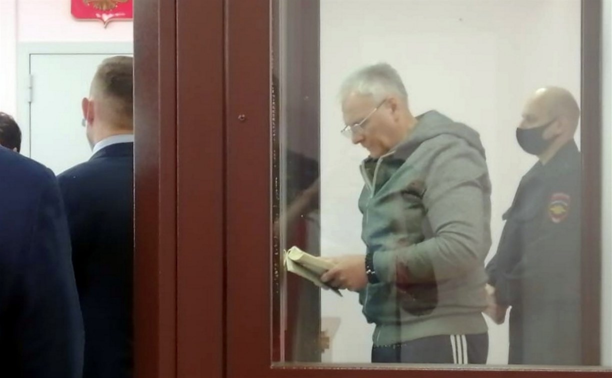 Astv.ru узнал, какую книгу читал Хорошавин во время оглашения окончательного приговора