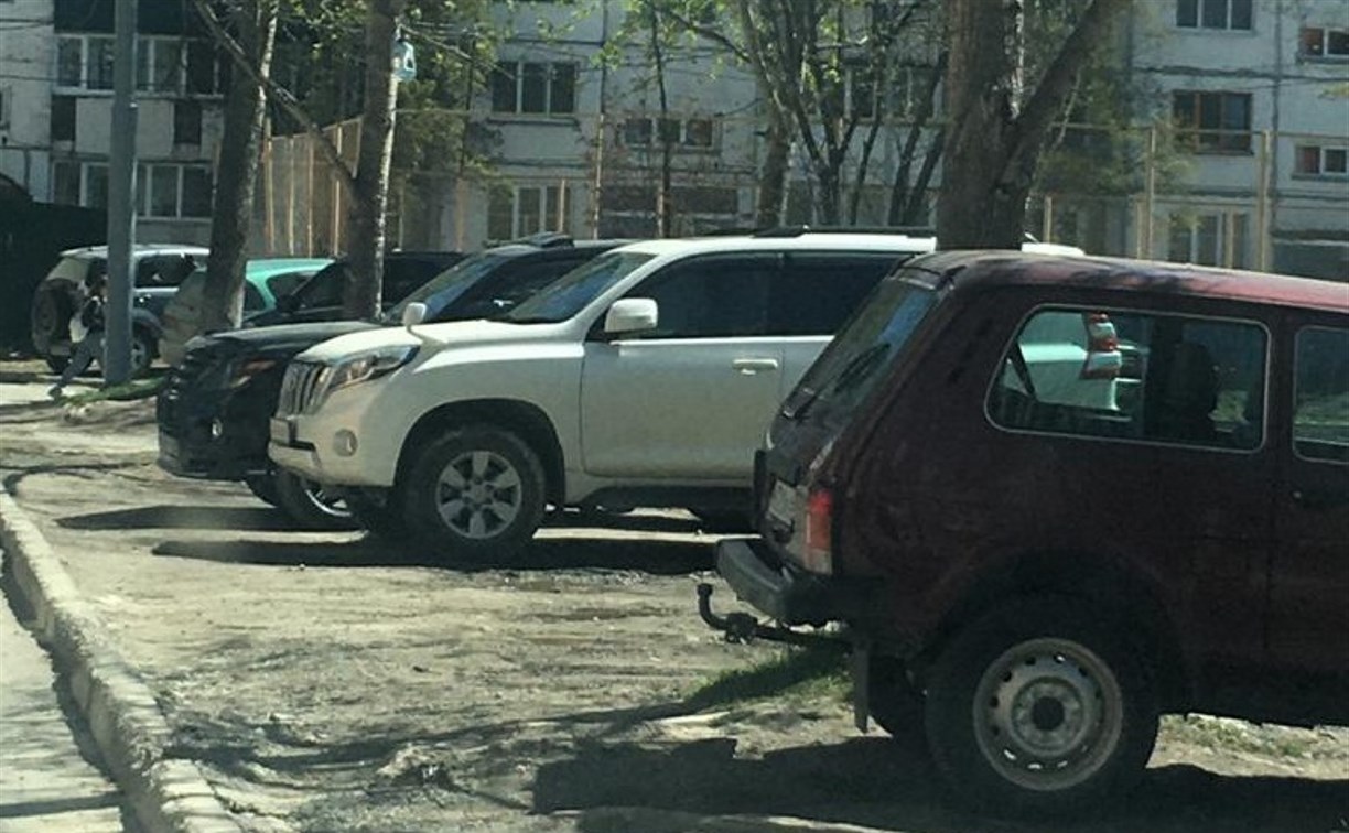 Южносахалинцы могут получить штрафы за парковку на детских площадках 