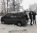 Мужчина пострадал при сходе снежной лавины с крыши в Южно-Сахалинске