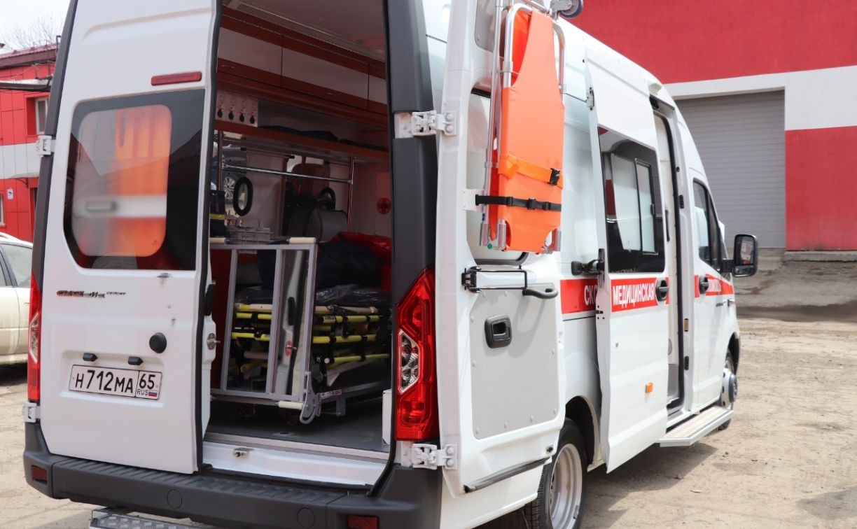 ВГК подарила углегорской больнице современный автомобиль скорой помощи