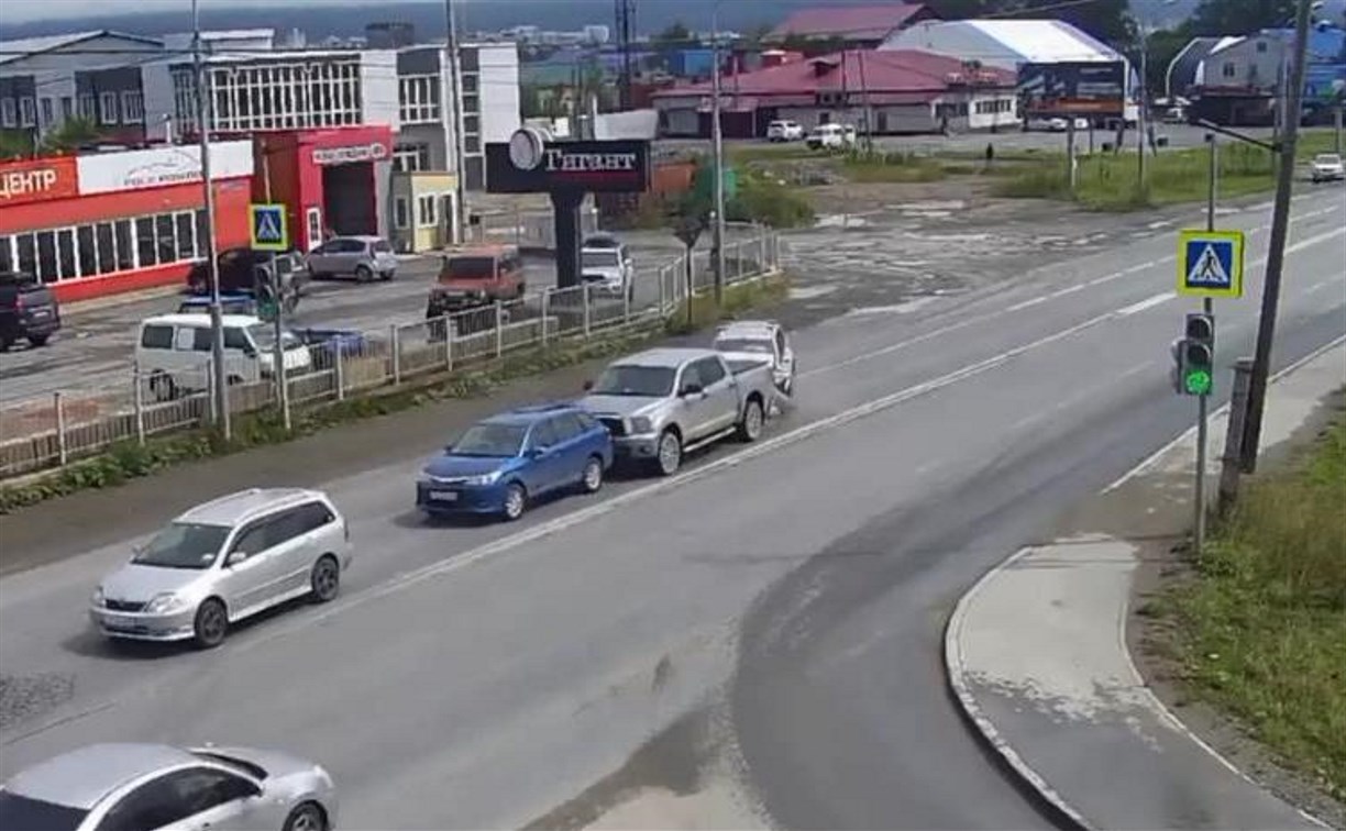 В Южно-Сахалинске автомобилист устроил тройное ДТП