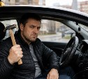 Таксист избил пассажира молотком из-за грязной одежды
