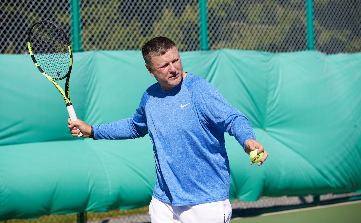 Евгений Кафельников сыграл с южно-сахалинскими теннисистами