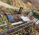 “Возможно, врезалась машина”: на кладбище в Холмске кто-то снёс надгробные плиты