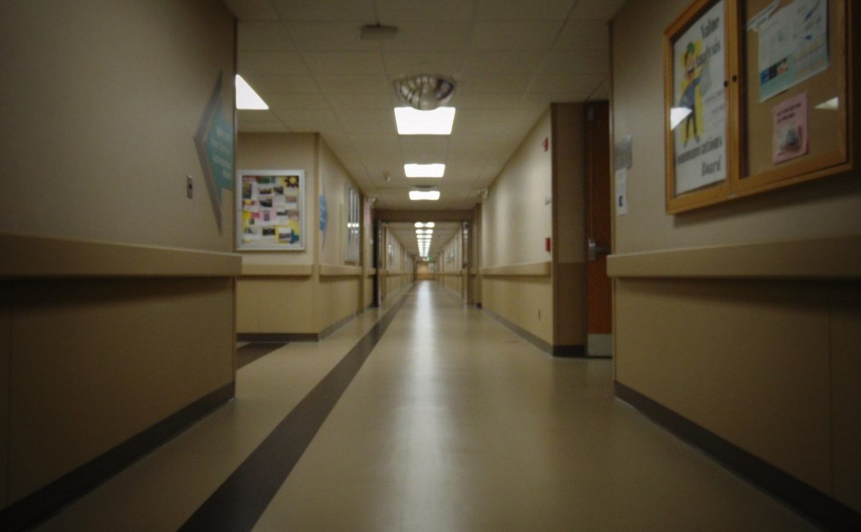 Между слухами и защитой: трое детей попали в ребцентр на Сахалине после долгих пропусков школы