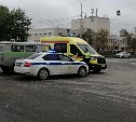 Автомобиль медслужбы врезался в Honda Fit в Южно-Сахалинске, пострадала женщина