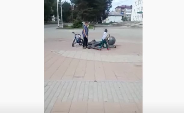 В Тымовском неизвестные свалили статую прямо у администрации