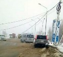 Ветер оборвал обмёрзшие провода и повалил столбы в Южно-Сахалинске