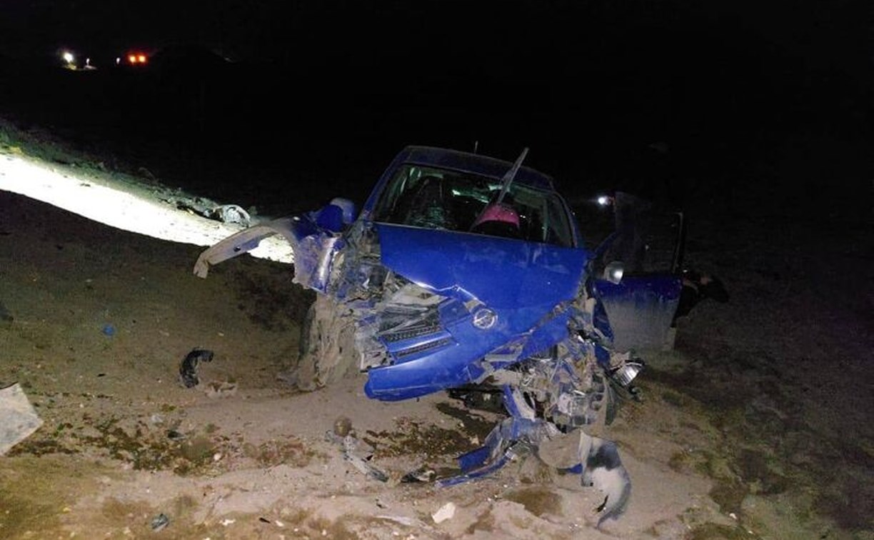 Появилось фото смертельного ДТП на охотской трассе: машина слетела на пляж