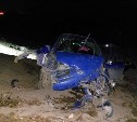 Появилось фото смертельного ДТП на охотской трассе: машина слетела на пляж