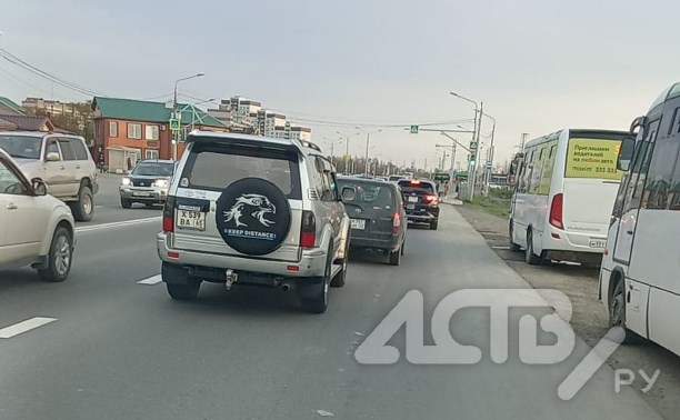 В Южно-Сахалинске изменили работу светофора, чтобы убрать затор в районе "Фёдоровки"