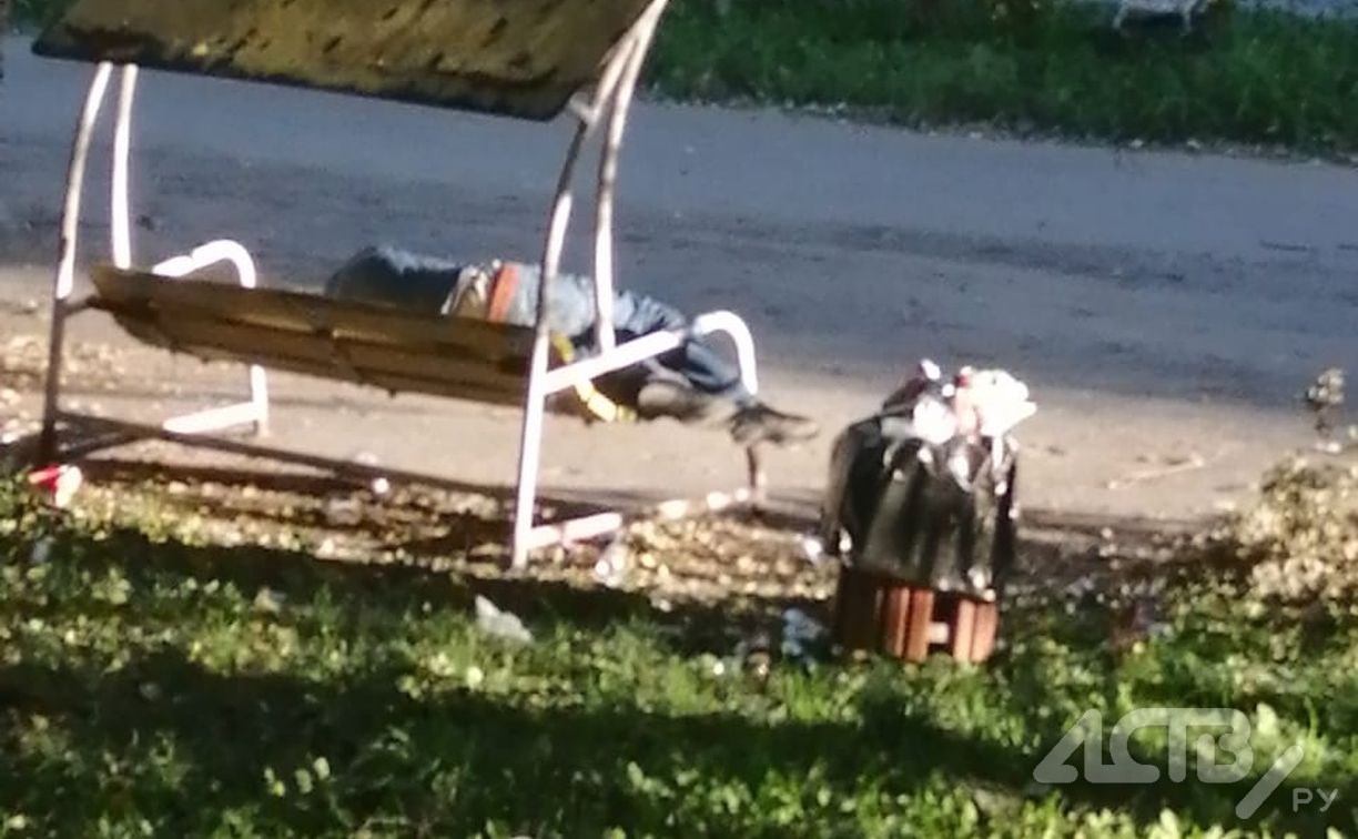 Подростки в Южно-Сахалинске разули спящего на скамейке бездомного