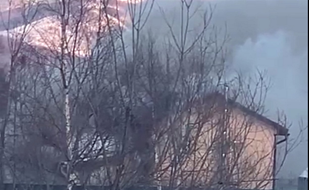 Пожар в СНТ "Медик" тушат огнеборцы Южно-Сахалинска