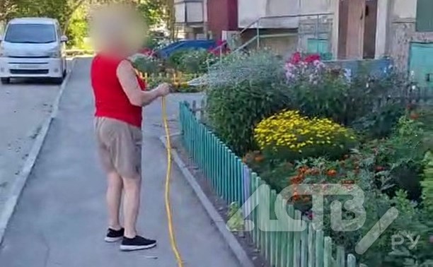 Южносахалинец воюет с пенсионерками, поливающими палисадники из общего водопровода
