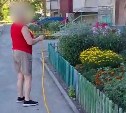 Южносахалинец воюет с пенсионерками, поливающими палисадники из общего водопровода