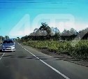 В Поронайске водитель, объезжая яму по встречке, едва не устроил аварию