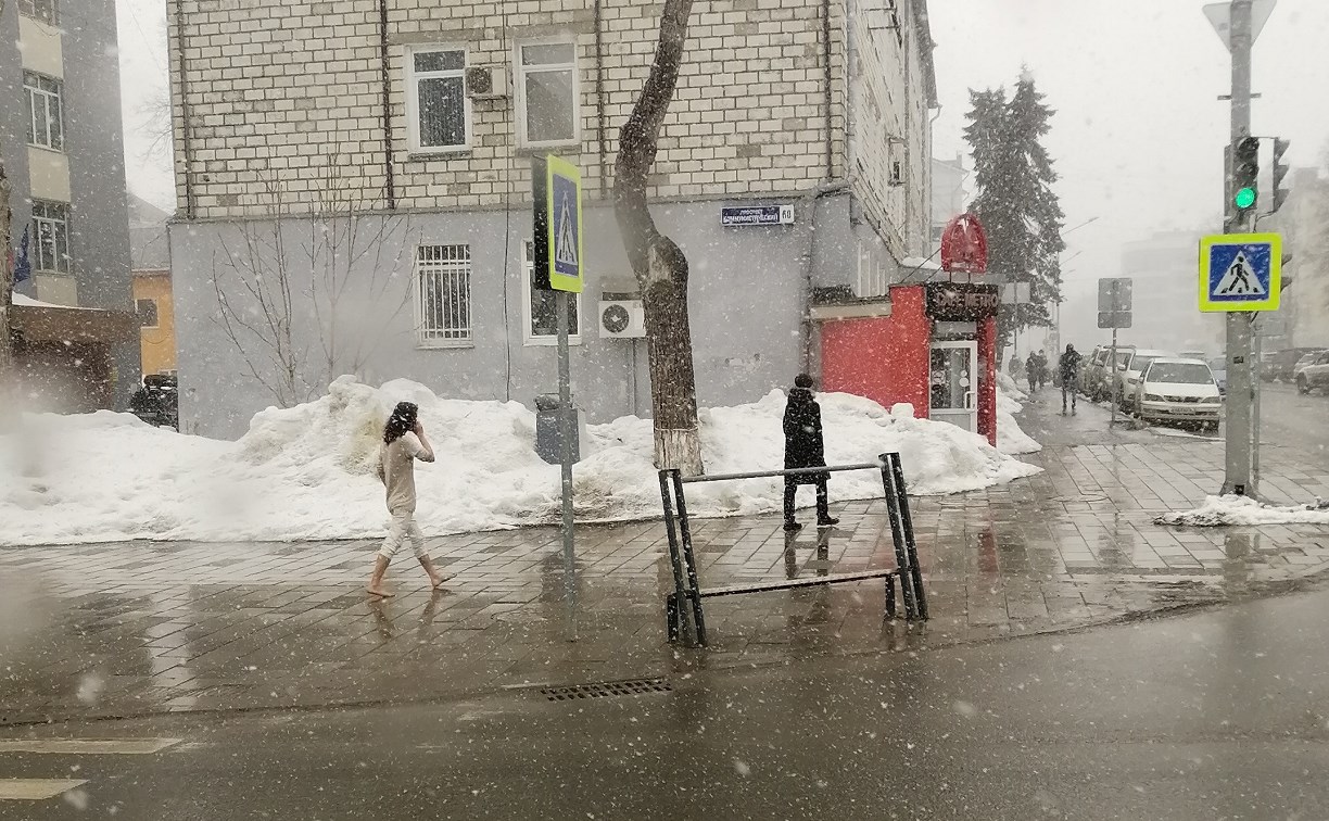 "Чудо дивное": в центре Южно-Сахалинска увидели прохожего, который шел босиком по снегу