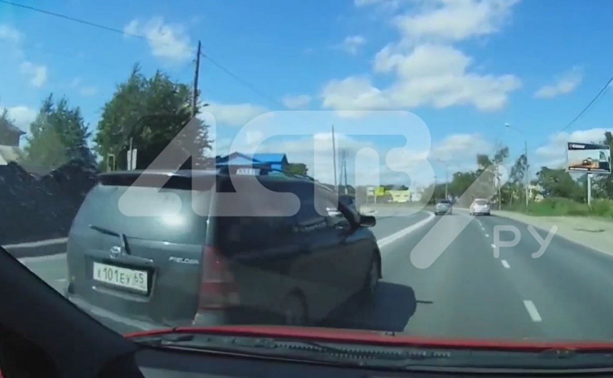 "Обогнала через двойную сплошную и показала неприличный жест": не очень вежливая автоледи попала на видео