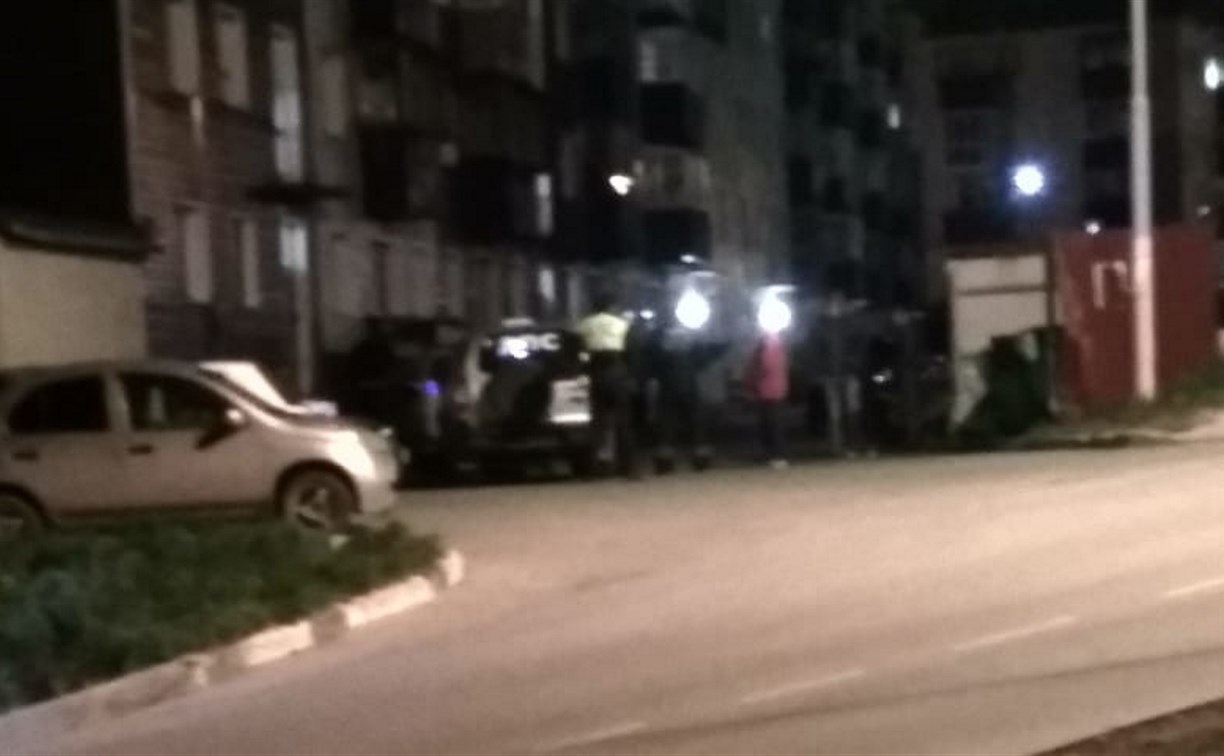 Неадекватный водитель в Корсакове за один вечер разбил несколько машин