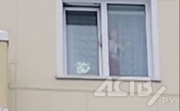 МЧС, скорая и пожарные съехались к дому в Долинске, где в окне 5 этажа звала маму маленькая девочка 