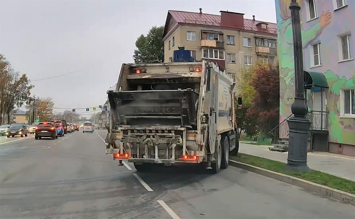 Мусоровоз испоганил газон в Южно-Сахалинске и скрылся 