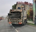 Мусоровоз испоганил газон в Южно-Сахалинске и скрылся 