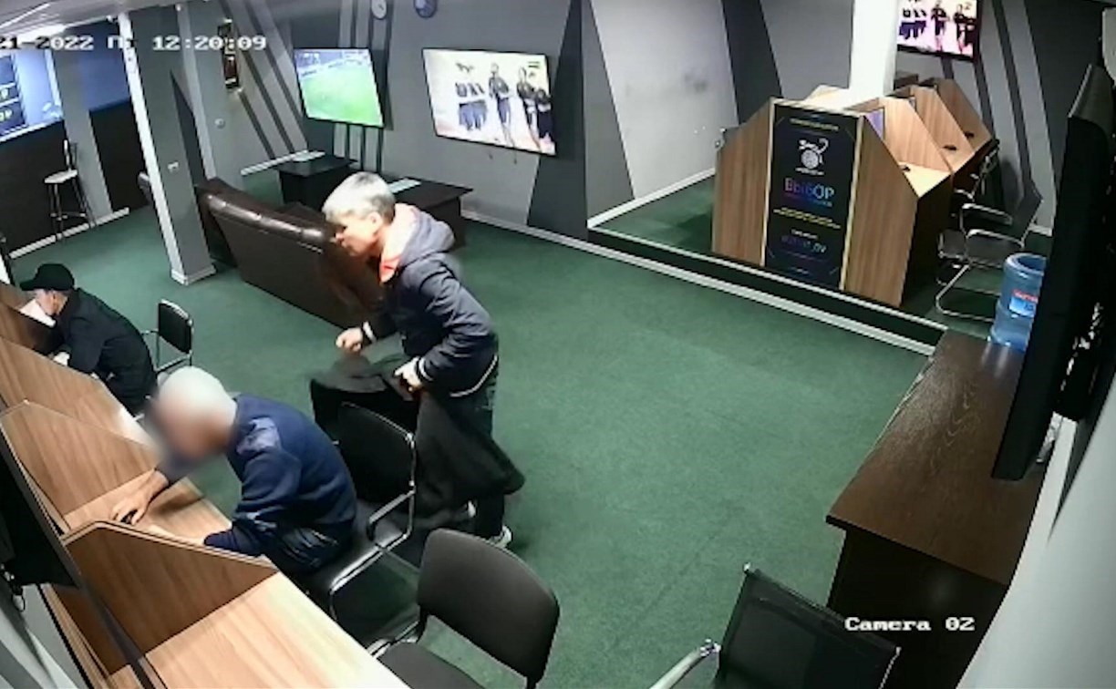 Сахалинец, укравший куртку в букмекерской конторе, выкинул вещь, а телефоны продал прохожим