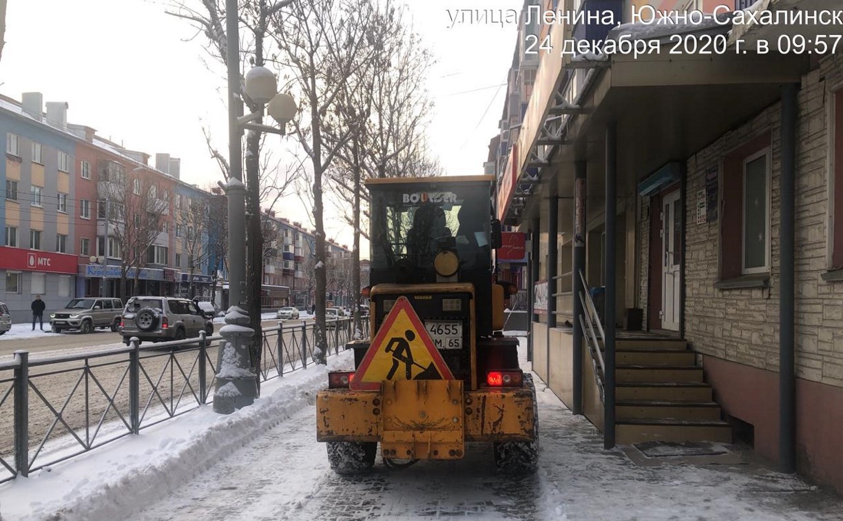 Спецтехника чистила снег в Южно-Сахалинске с нарушениями