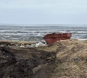 Сахалинцы пожаловались на кучи мусора на побережье озера Буссе 