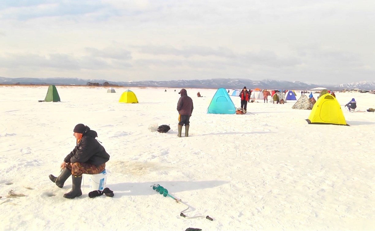 Только один участок прибрежного льда сахалинские специалисты назвали безопасным для рыбалки 