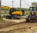 В Новой Деревне приводят в порядок грунтовку у жилого комплекса