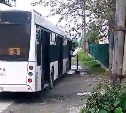 Жители Хомутово сообщают, что водители автобусов устраивают мойку салона на их колонке