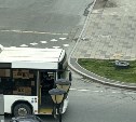 Рейсовый автобус потерял колесо в центре Южно-Сахалинска