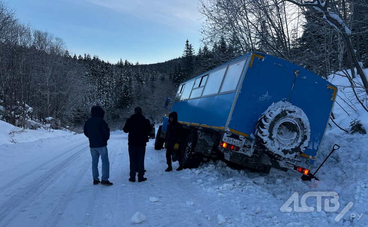 Очевидцы: автобус в районе Александровска-Сахалинского попал в аварию из-за голой резины