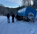 Очевидцы: автобус в районе Александровска-Сахалинского попал в аварию из-за голой резины
