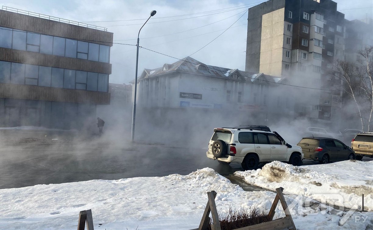 "Машины в западне, ничего не видно": дорогу в Южно-Сахалинске залило кипятком