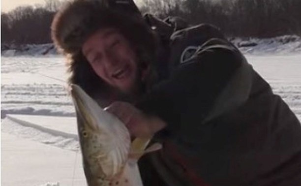"Офиге-е-е-е-ть!": сахалинский рыбак очень эмоционально вытащил огромную щуку из лунки